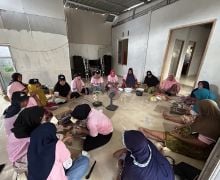 Sukarelawan Ganjar-Mahfud NTB Gelar Pelatihan Pembuatan Kue Bawang - JPNN.com