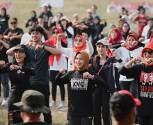 Senam Bareng Warga Karawang, Siti Atikoh Menggaungkan Pentingnya Olahraga dan Hidup Sehat - JPNN.com
