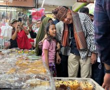 Blusukan di Pasar, Ganjar Dicurhati Pedagang Tak Berdaya Hadapi TikTok Shop - JPNN.com