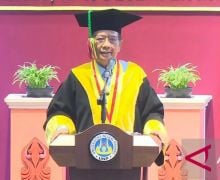 Prof. Mahfud Berorasi di Wisuda UNP, Ada 2 Pesan Penting bagi Wisudawan & Wisudawati - JPNN.com