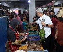 Ganjar Melepas Rindu Sama Pedagang di Pasar Induk Wonosobo, Lihat Tuh di Tangan Kirinya - JPNN.com