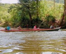 Derasnya Sungai Gangsal Jadi Saksi Polisi Bertaruh Nyawa Demi Pemilu Damai - JPNN.com