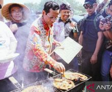 Mahfud Kunjungi Kampung Kurang Diperhatikan, Bakar Ikan Bersama Nelayan - JPNN.com