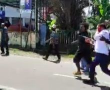 Pj Gubernur Papua Ridwan Kena Lempar Batu Saat Kawal Jenazah Lukas Enembe - JPNN.com