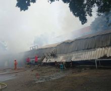 Satu Orang Terluka Akibat Kebakaran 13 Kios di Kompleks Skuadron Halim - JPNN.com