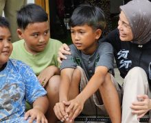 Berfoto Bareng Bocah di Dekat Makam Keluarga, Atikoh Ganjar Melarang Pose 3 Jari - JPNN.com
