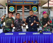 Tim Gabungan TNI AL Gagalkan Penyelundupan Ratusan Botol Miras Noncukai di Perbatasan RI-Malaysia - JPNN.com