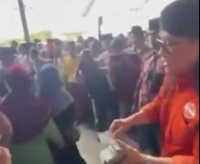 Viral Video Gus Mitah Bagi Uang, Pengamat Minta Diusut Asalnya - JPNN.com
