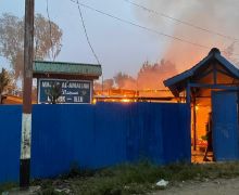 Masjid Al Amaliah di Papua Tengah Terbakar, Ada Botol Miras & Jejak Kaki - JPNN.com