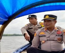Polisi di Inhil Tempuh Perjalanan 3 Jam Naik Pompong untuk Sampaikan Pesan Pemilu Damai - JPNN.com