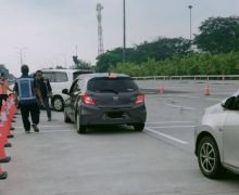 Arus Balik Liburan Tahun Baru, Petugas Terapkan Contraflow di Tol Japek - JPNN.com