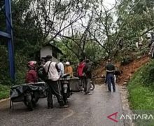 Jalan Nasional Padang-Kerinci Tertimbun Longsor, Macet Total - JPNN.com
