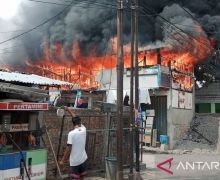 Kebakaran Melanda Toko Bahan Bangunan di Kramat Jati Jaktim - JPNN.com