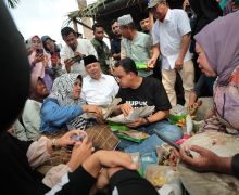 Makan Bajamba dengan Petani Solok, Anies Beri Jaminan Pupuk untuk Semua - JPNN.com