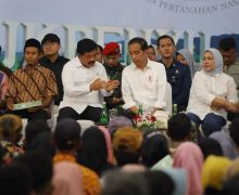 Presiden Jokowi Bagikan Sertifikat Lagi, Menteri Hadi Kembali Mendampingi - JPNN.com