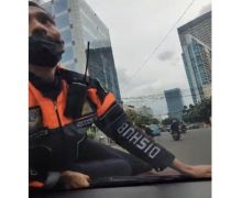 Viral Petugas Dishub Naik Kap Mobil di Setiabudi, Kadishub DKI Beri Penjelasan Begini - JPNN.com