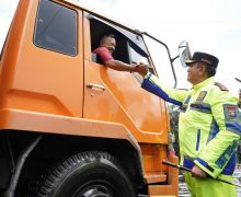 Jalintim Dilanda Kemacetan, Irjen Iqbal Ajak Para Sopir Mengobrol Pakai Bahasa Daerah - JPNN.com