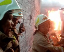 Rumah Kontrakan 4 Pintu di Jakarta Timur Terbakar, Kerugian Ratusan Juta Rupiah - JPNN.com