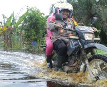 Kapolres Inhu Naik Motor Trail Bareng Istri Terobos Banjir Demi Antar Bantuan Sembako - JPNN.com