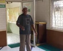 Pria di Palembang Mencuri Hp di Masjid, Aksinya Terekam CCTV - JPNN.com