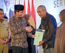 Bagikan Sertifikat di Riau, Raja Antoni: Kalau Bukan Pak Jokowi, Mungkin Tidak Bisa - JPNN.com