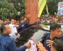 Viral! Video Jokowi Membagi-bagikan Bantuan di Dekat Baliho Prabowo-Gibran - JPNN.com