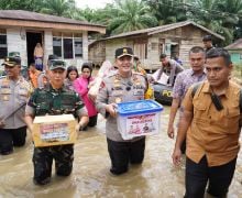 Kompak Seperti Abang Adik, Danrem & Kapolda Riau Serahkan Bantuan kepada Korban Banjir di Rohul - JPNN.com