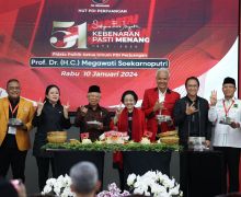 Terima Tumpeng HUT PDIP, Wapres Ma’ruf Amin Berpose Tiga Jari Bareng Megawati-Ganjar - JPNN.com