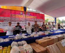 Polda Riau Gagalkan Penyelundupan Rokok & Pakaian Bekas, Jumlah Wow - JPNN.com