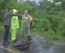 13 Jam di Tengah Cuaca Ekstrem, Polres Inhu Jaga Masyarakat Saat Jembatan di Jalintim Amblas - JPNN.com