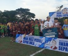 Peduli Sepak Bola di Kuningan, Iwan Bule Bagi Bola sampai Undang Legenda Persib - JPNN.com