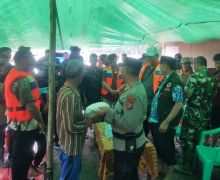 Bantu Ratusan Warga Terdampak Banjir, Polsek Kemuning Sembari Sosialisasi Pemilu Damai - JPNN.com