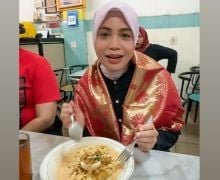 Atikoh Ganjar Promosikan Mie Celor Khas Palembang Lewat Vlog, Lihat - JPNN.com