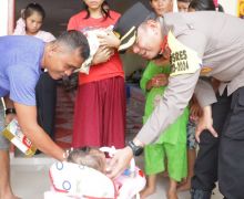 Kedatangan Polisi Membawa Berkah, Anak-anak Pengungsi Banjir di Inhu Semringah - JPNN.com