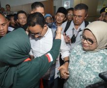 Tiba di Makassar, Anies Dikalungi Kain Tenun Khas Sengkang - JPNN.com