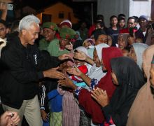 Ganjar Disambut Ribuan Warga Saat Menginap di Rumah Penerima Bantuan RTLH - JPNN.com