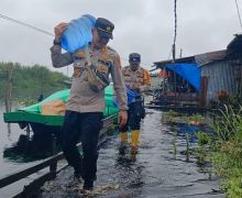 Lihat, Aksi Perwira Polisi Memikul Galon Air Bersih untuk Ratusan Korban Banjir di Inhil - JPNN.com
