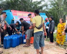 Kombes Dwi Kerahkan Pasukan Brigade Salurkan Air Bersih untuk Korban Banjir di Pekanbaru - JPNN.com