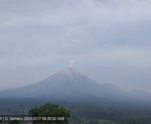 Gunung Semeru Erupsi Lagi, Tinggi Letusan Sekitar 600 Meter - JPNN.com