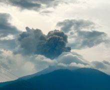 Gunung Lewotobi Laki-laki di NTT kembali Melontarkan Abu Vulkanik - JPNN.com