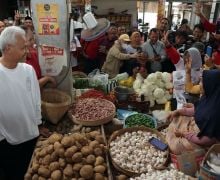 Ganjar Blusukan di Pasar Sayur, Pedagang Dapat Solusi soal Kondisi Sepi - JPNN.com