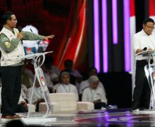 Berniat Lindungi Masyarakat Adat, Mahfud Tunjuk Tumbler 'No One Left Behind' di Debat - JPNN.com