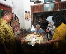 Kunjungi Sukoharjo, Fery Farhati Diberi Wayang Kertas Karya Mbah Brambang - JPNN.com