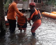 Bantu Evakuasi Warga Terdampak Banjir di Sekayu, Basarnas Palembang Menerjunkan Tim Rescue - JPNN.com