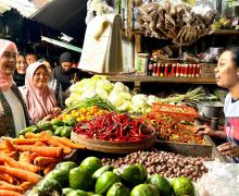 Blusukan ke Pasar di Jombang, Atikoh Dapat Informasi Naiknya Harga Holtikultura - JPNN.com