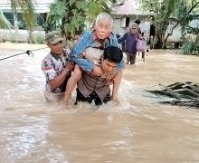 Anggota Polri Mengevakuasi 3 Lansia Terjebak Banjir di Rokan Hulu - JPNN.com