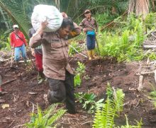 Momen Polri Bantu Masyarakat Perbaiki Tanggul Rusak di Kepulauan Meranti - JPNN.com