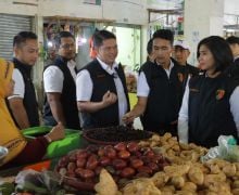 Satreskrim Polres Inhu Cek Harga Pangan dan Peredaran Upal Menjelang Pemilu 2024 - JPNN.com