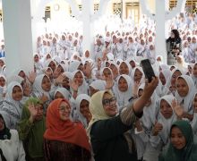 Fery Farhati & Rustini Silaturahmi ke Sejumlah Ponpes di Sampang, Ada Pesan untuk Santri - JPNN.com
