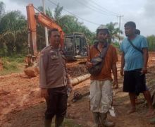 Anak Buah AKBP Bimo Perbaiki Jalur Distribusi Logistik Pemilu ke Dua Desa di Bengkalis - JPNN.com
